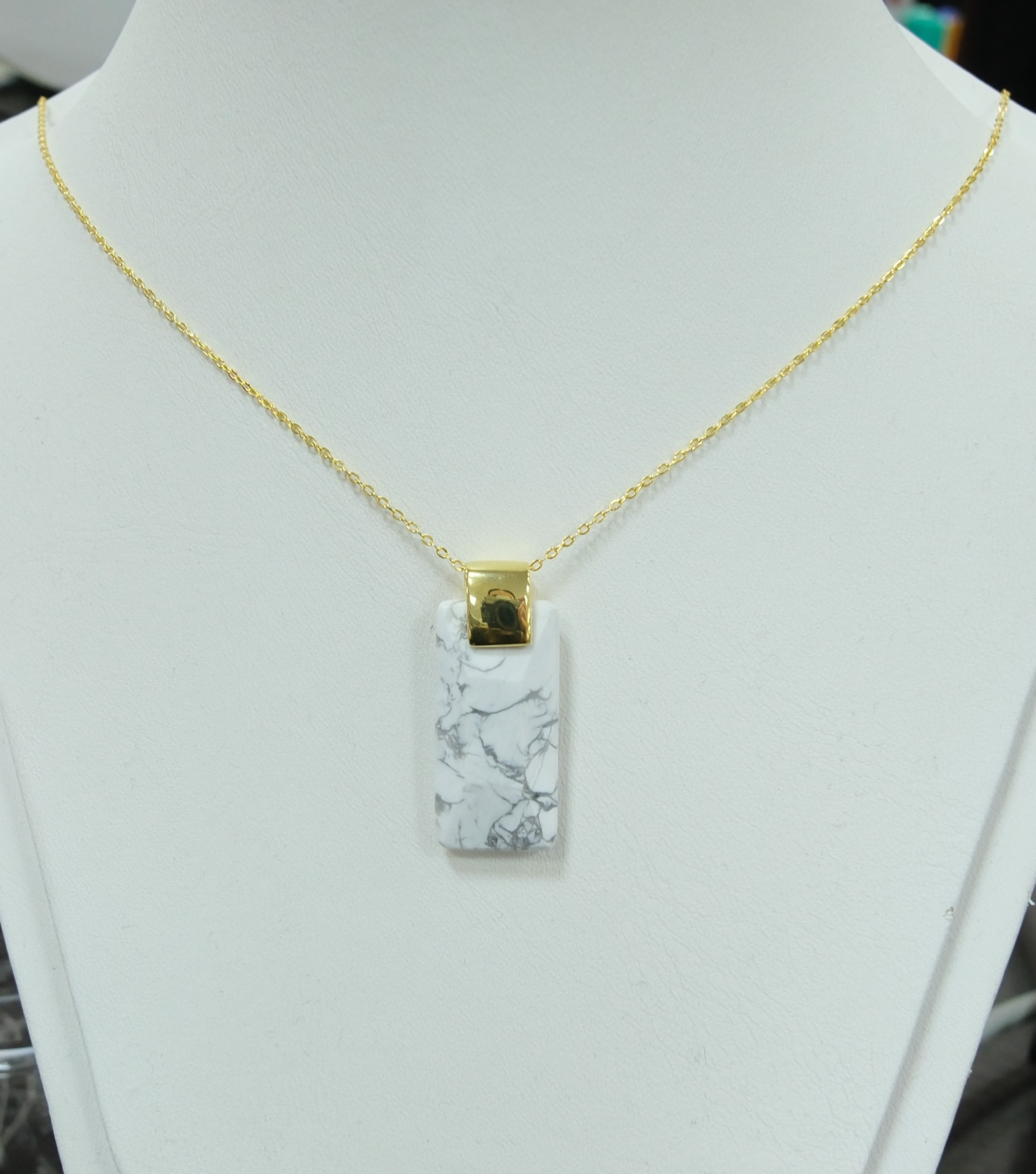 Серебряное колье с говлитом